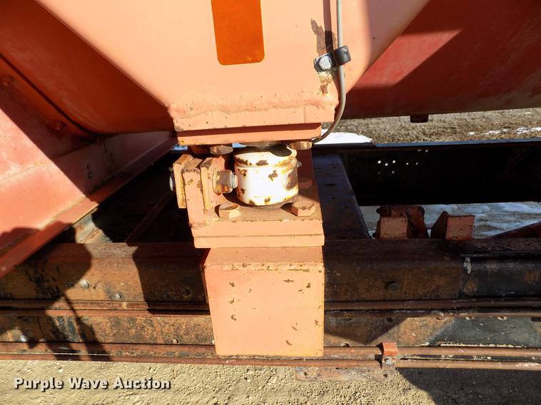 image for item FA9511 1976 International Loadstar 1600 feed mixer truck