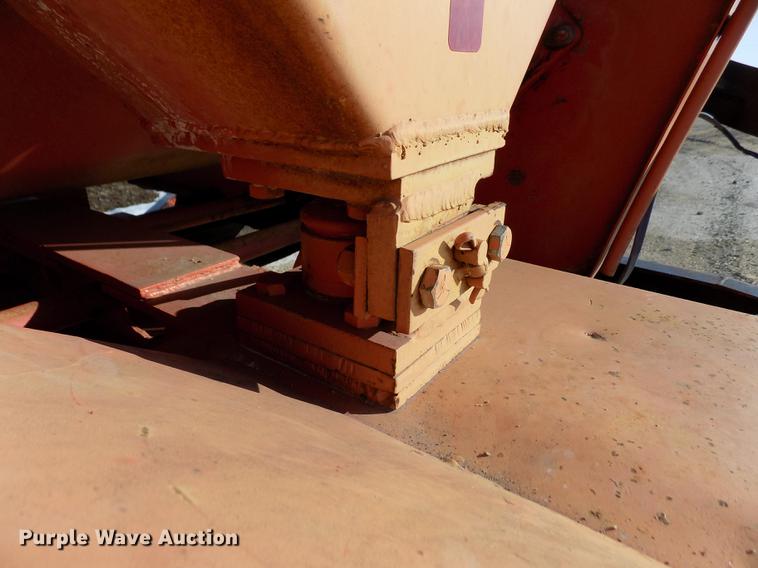 image for item FA9511 1976 International Loadstar 1600 feed mixer truck