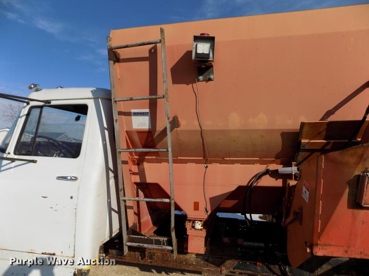 image for item FA9511 1976 International Loadstar 1600 feed mixer truck