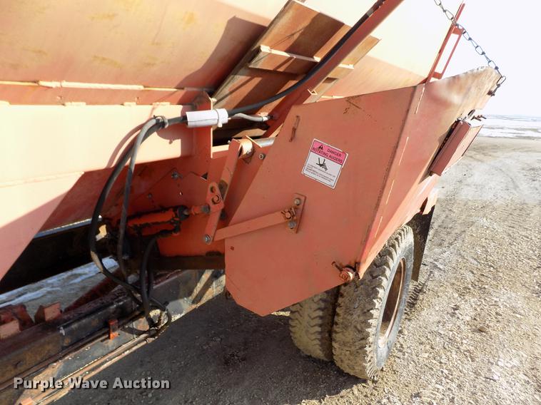 image for item FA9511 1976 International Loadstar 1600 feed mixer truck