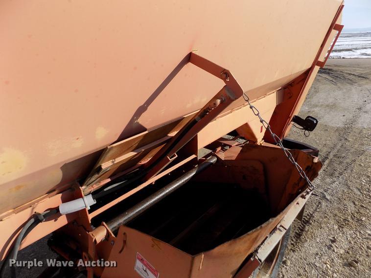 image for item FA9511 1976 International Loadstar 1600 feed mixer truck