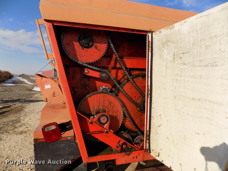 image for item FA9511 1976 International Loadstar 1600 feed mixer truck