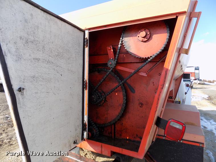 image for item FA9511 1976 International Loadstar 1600 feed mixer truck