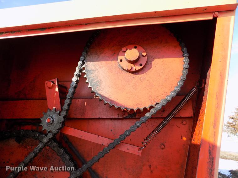 image for item FA9511 1976 International Loadstar 1600 feed mixer truck