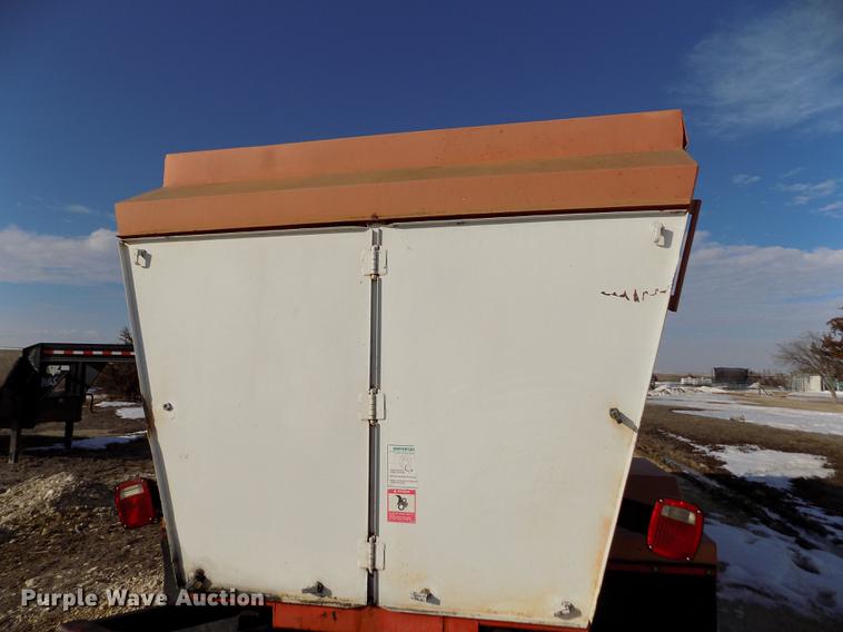 image for item FA9511 1976 International Loadstar 1600 feed mixer truck