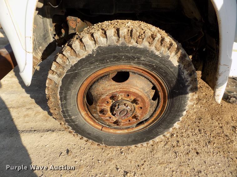 image for item FA9511 1976 International Loadstar 1600 feed mixer truck