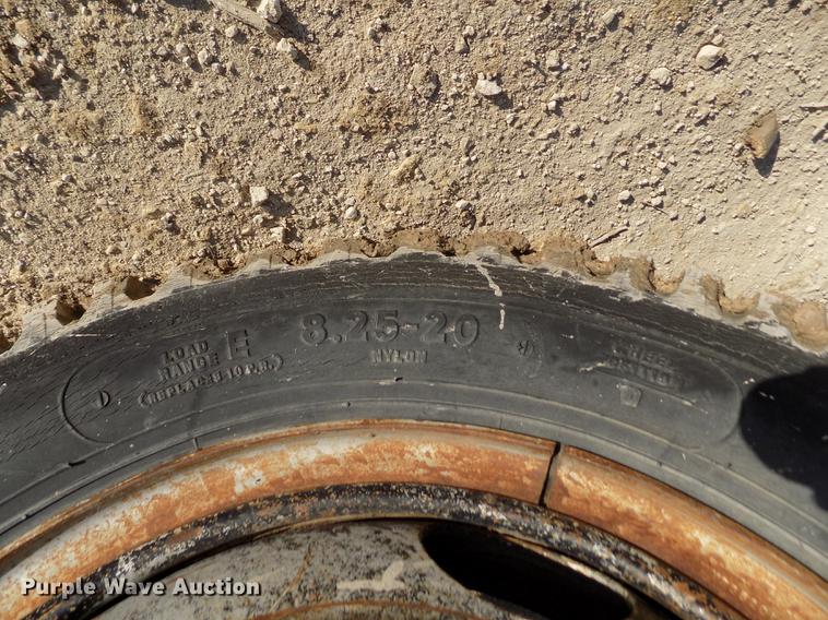 image for item FA9511 1976 International Loadstar 1600 feed mixer truck