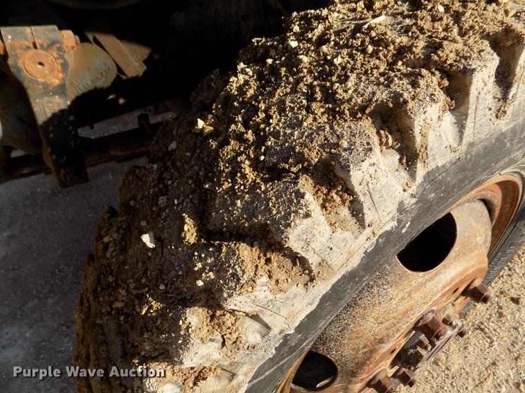 image for item FA9511 1976 International Loadstar 1600 feed mixer truck