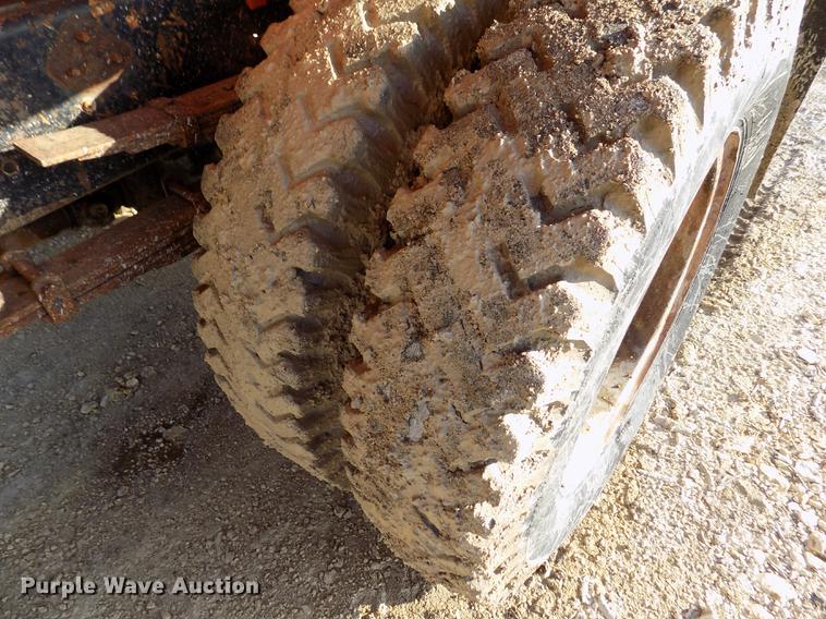 image for item FA9511 1976 International Loadstar 1600 feed mixer truck