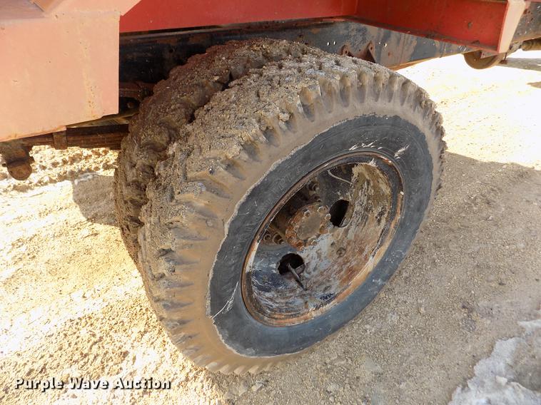 image for item FA9511 1976 International Loadstar 1600 feed mixer truck