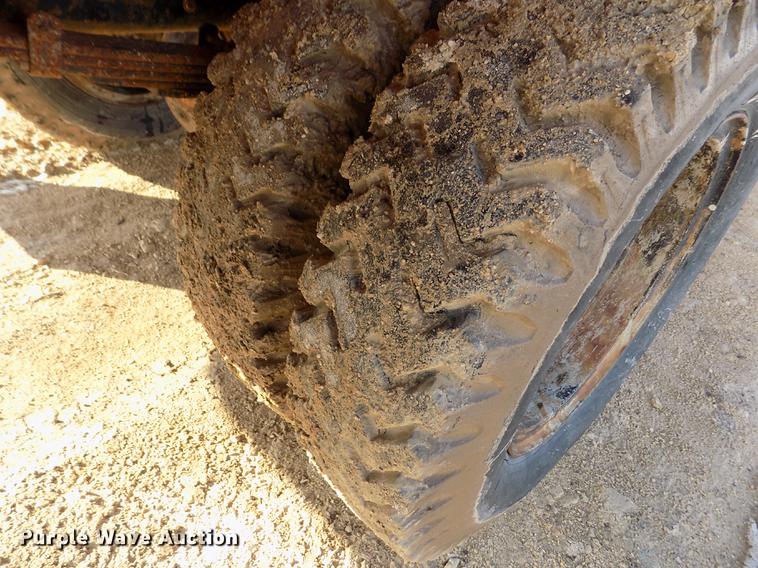 image for item FA9511 1976 International Loadstar 1600 feed mixer truck