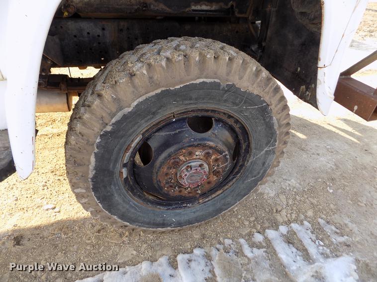 image for item FA9511 1976 International Loadstar 1600 feed mixer truck