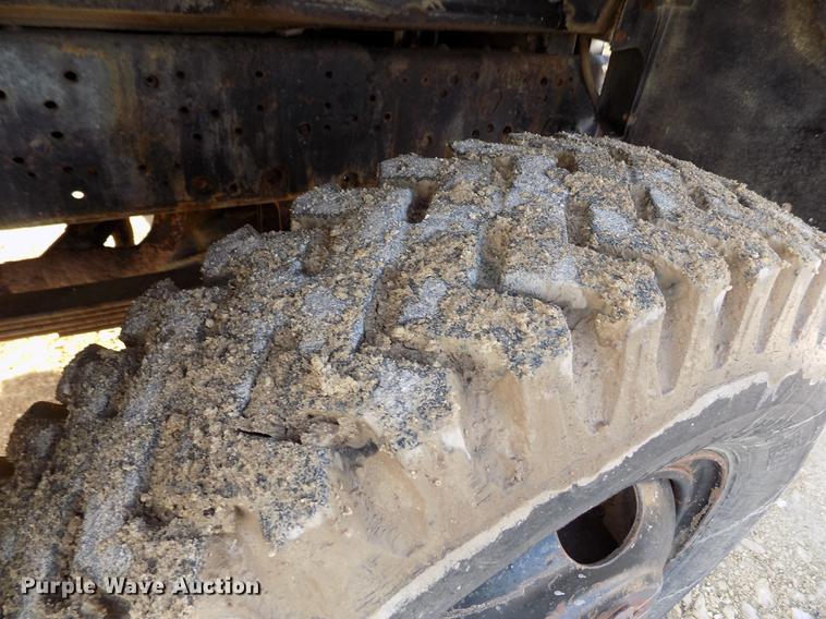 image for item FA9511 1976 International Loadstar 1600 feed mixer truck