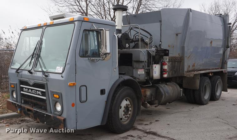 image for item G1638 2010 Mack LE600 refuse truck