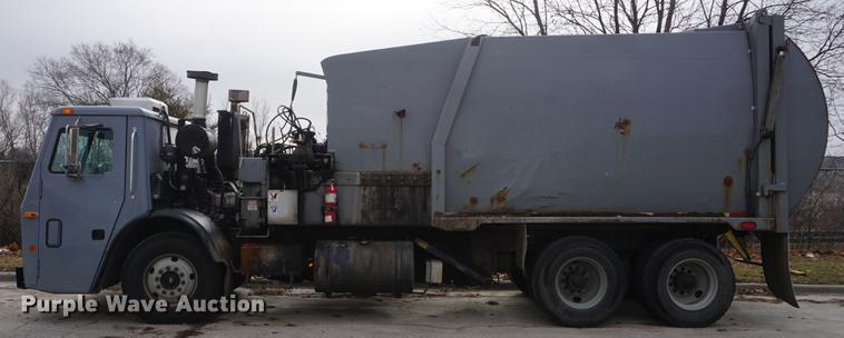 image for item G1638 2010 Mack LE600 refuse truck