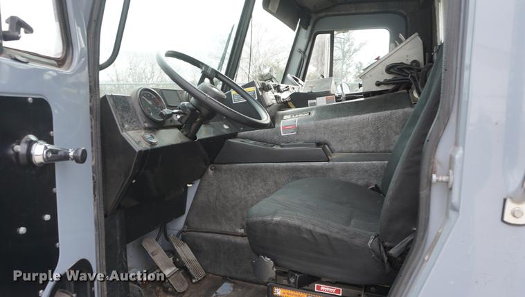 image for item G1638 2010 Mack LE600 refuse truck