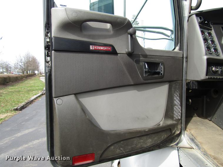 image for item G1639 2013 Kenworth T370 box truck