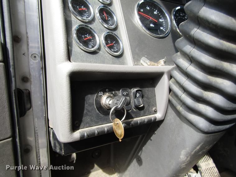 image for item G1639 2013 Kenworth T370 box truck