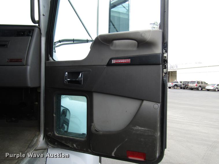 image for item G1639 2013 Kenworth T370 box truck