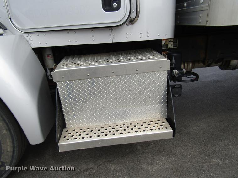 image for item G1639 2013 Kenworth T370 box truck