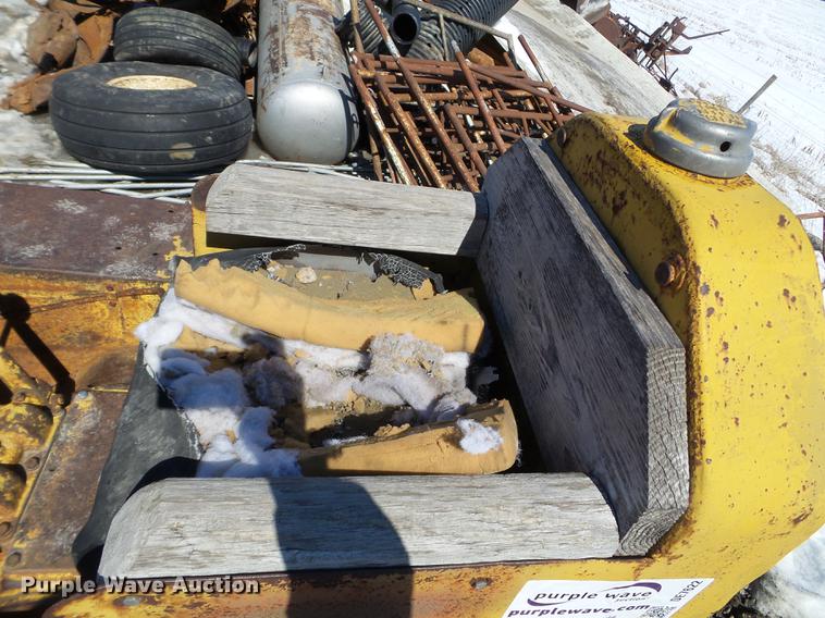 image for item DE7622 1947 Caterpillar D2 dozer