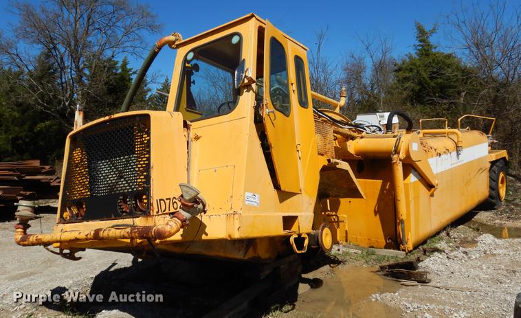 image for item DE8537 John Deere 762 water wagon