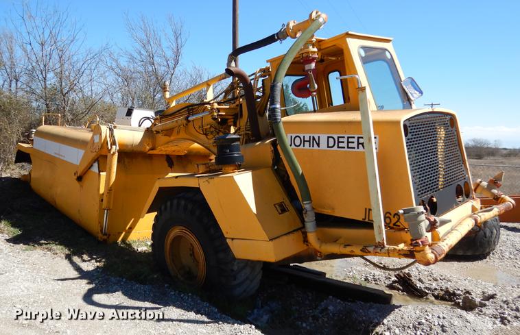 image for item DE8537 John Deere 762 water wagon