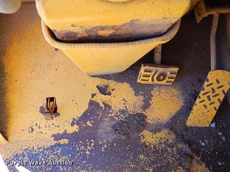 image for item DE8537 John Deere 762 water wagon