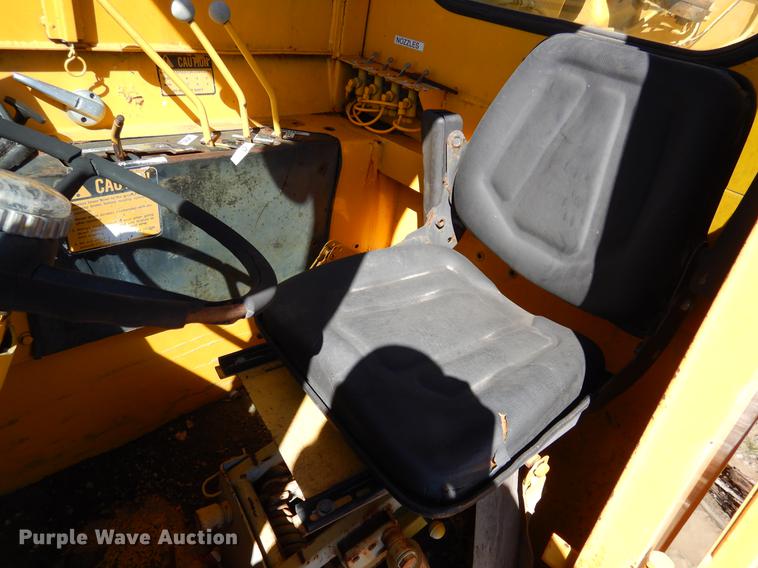 image for item DE8537 John Deere 762 water wagon