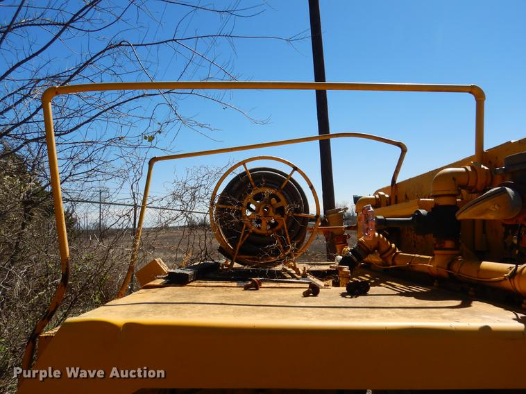 image for item DE8537 John Deere 762 water wagon