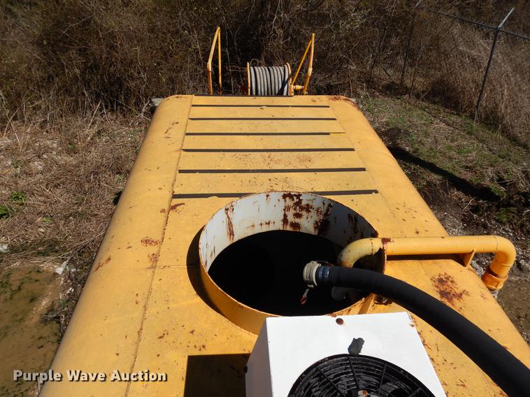 image for item DE8537 John Deere 762 water wagon