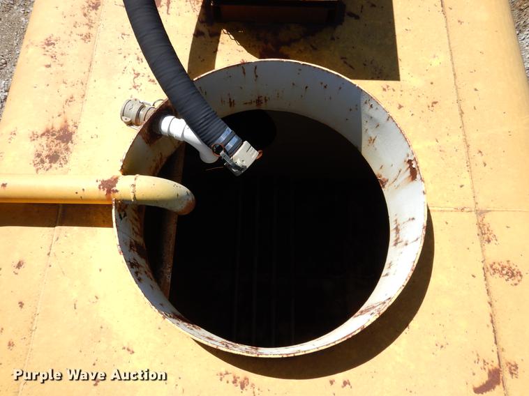 image for item DE8537 John Deere 762 water wagon