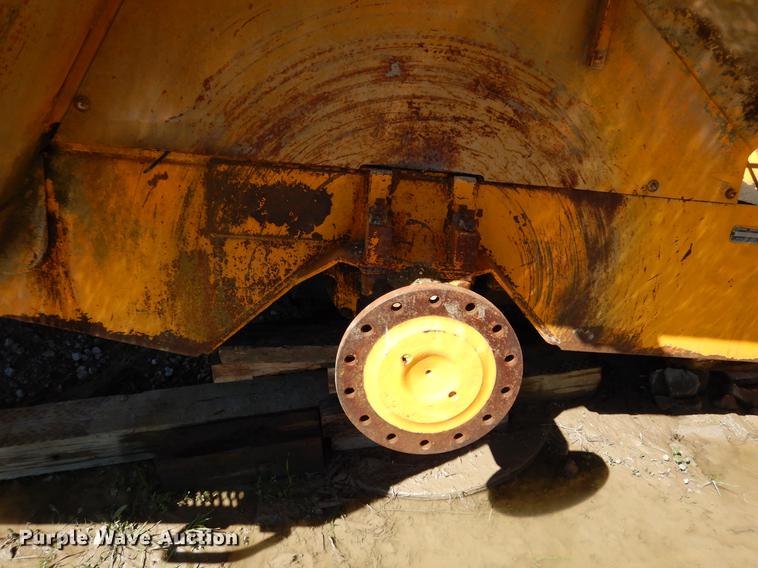 image for item DE8537 John Deere 762 water wagon