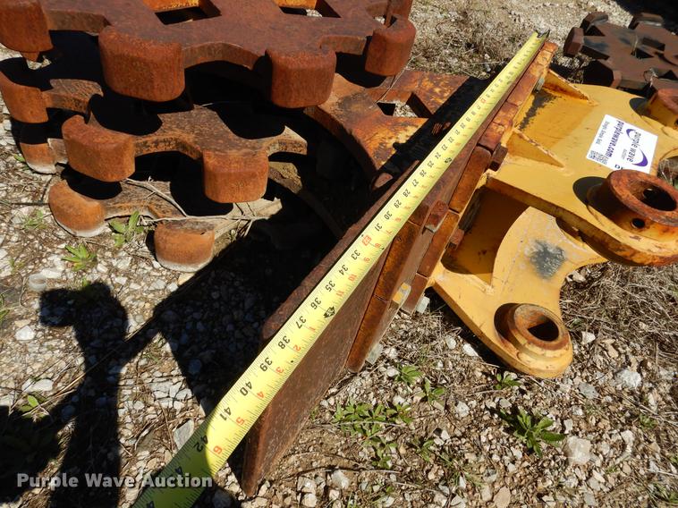 image for item DE8539 American Compaction DC-18B excavator wheel