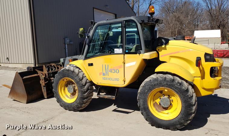 image for item DF3336 New Holland LM430 telehandler