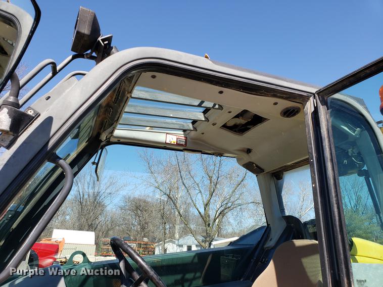 image for item DF3336 New Holland LM430 telehandler