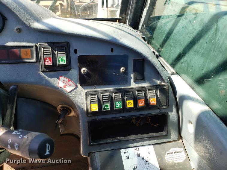 image for item DF3336 New Holland LM430 telehandler