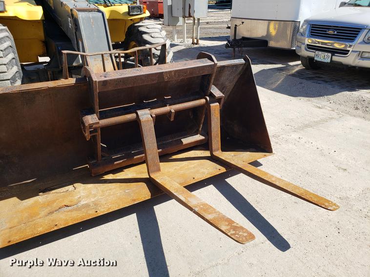 image for item DF3336 New Holland LM430 telehandler