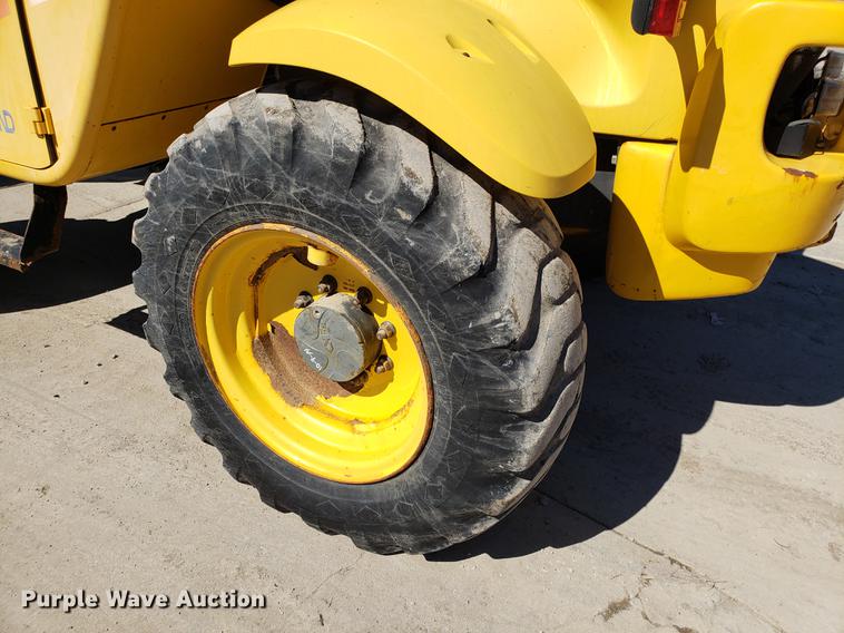 image for item DF3336 New Holland LM430 telehandler