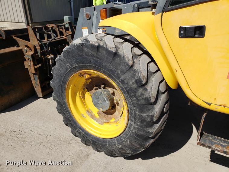 image for item DF3336 New Holland LM430 telehandler
