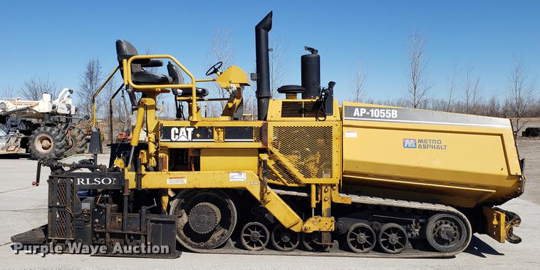 image for item DF3360 2002 Caterpillar AP-1055B paver