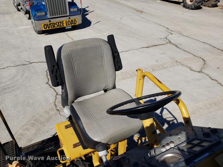 image for item DF3360 2002 Caterpillar AP-1055B paver