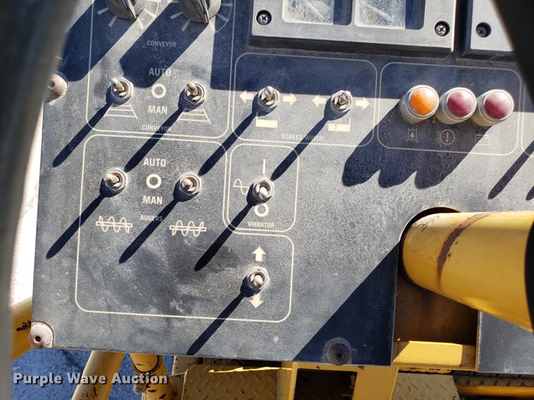 image for item DF3360 2002 Caterpillar AP-1055B paver