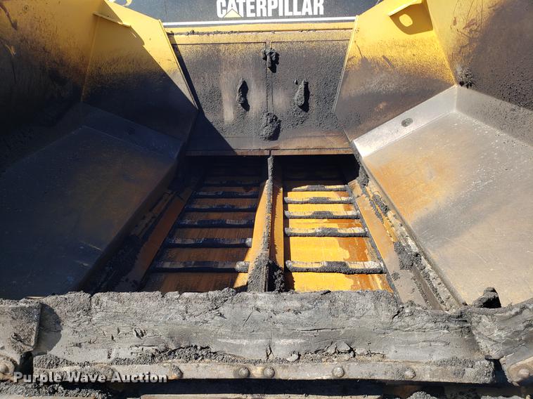 image for item DF3360 2002 Caterpillar AP-1055B paver
