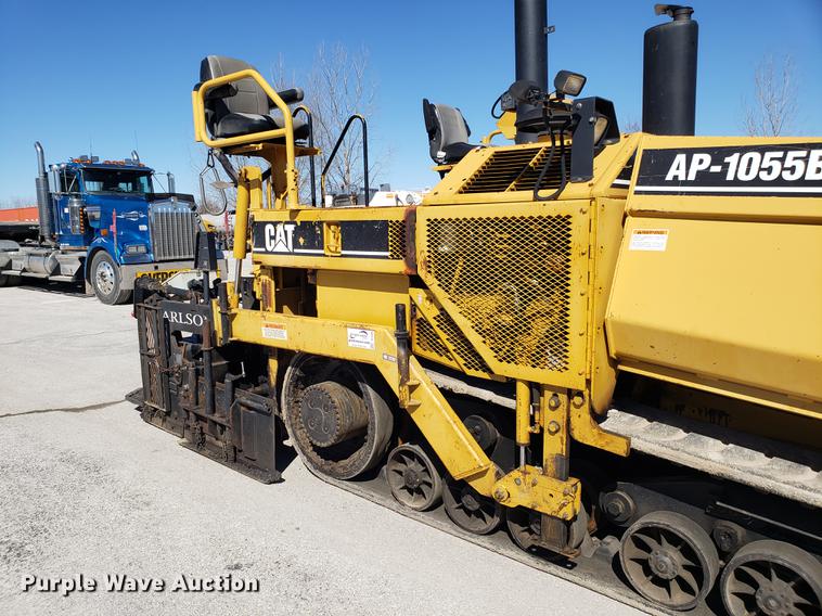 image for item DF3360 2002 Caterpillar AP-1055B paver