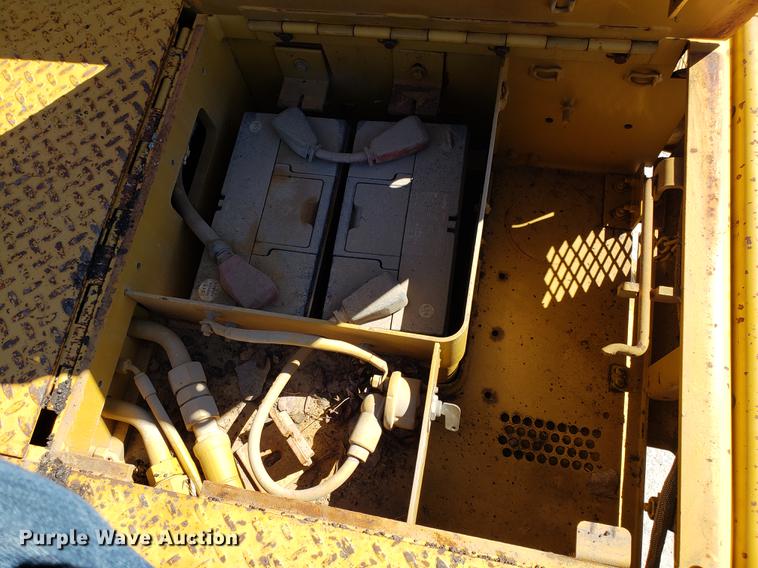 image for item DF3360 2002 Caterpillar AP-1055B paver