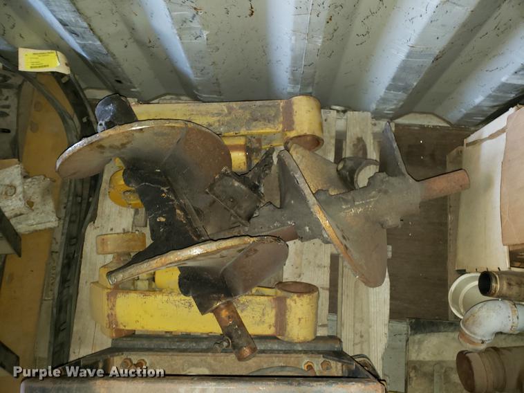 image for item DF3360 2002 Caterpillar AP-1055B paver