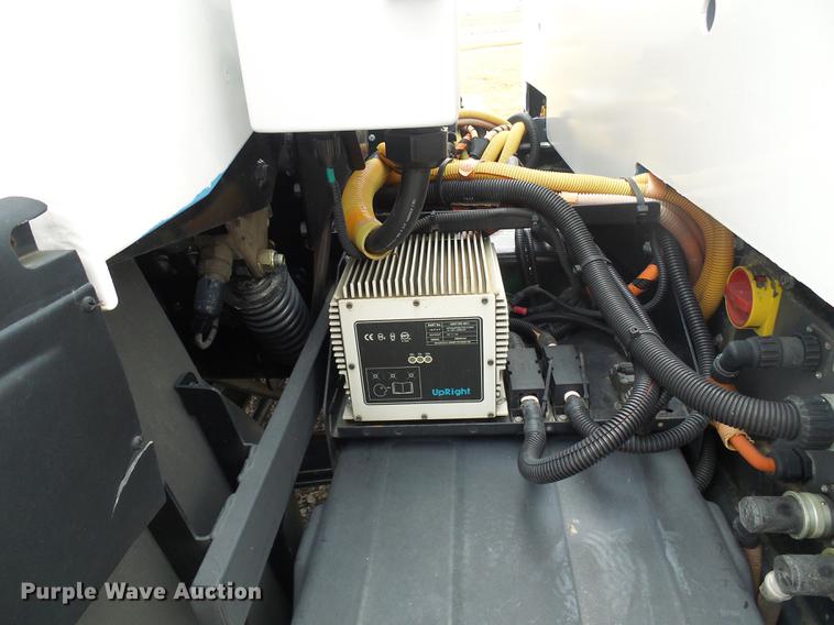 image for item DF7152 2010 Smith utility bed truck