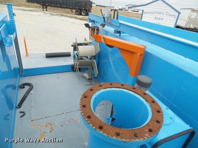 image for item DF7152 2010 Smith utility bed truck