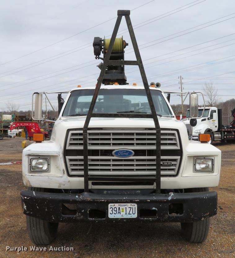 image for item DG3898 1992 Ford F700 flatbed truck with crane